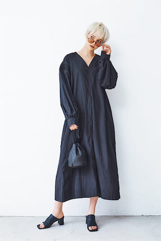 STYLE-1  【潔く１枚でゆるやかなAラインを堪能】 黒ワンピースは着まわし。●黒レザーポーチ 15,400円／FILL THE BILL（フィル ザ ビル マーカンタイル 青山）　サングラス 20,900円／A.D.S.R.（４K）　黒レザーサンダル 33,000円／FABIO RUSCONI（ファビオ ルスコーニ ルミネ有楽町店）　小物も黒でミニマルに。