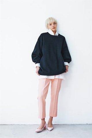 STYLE-2  【BIGシルエットを生かしてシャツをIN】 黒スエットは着まわし。●中に着た白シャツ 25,300円／Ballsy（TOMORROWLAND）　ピンクパンツ 25,300円／ニアー ニッポン（ニアー）　ピンクパンプス 33,000円／ピッピシック（ユナイテッドアローズ 六本木ヒルズ店）　ハリのある白シャツと細身のパンツですっきりと。