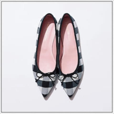 GINGHAM CHECK：チェックバレエシューズ（1） 28,600円／プリティ・バレリーナ（F.E.N.）　大きめのギンガムチェックも、白黒グレーのモノトーン配色で大人に似合うガーリーなムード。足元をもたつかせない、縦長のフォルム＆ポインテッドトゥのコンビ。
