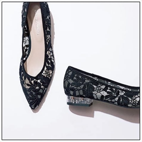 003.LACE FLOWER：フラワーレースパンプス（2） 6,500円／オリエンタルトラフィック（ダブルエー）　ほどよい透け感をともなったレース。脚を締めつけない柔らかな素材と、ソール的な四角いヒールがレースにいい意味での重さを加え、均整のとれたバランスに。