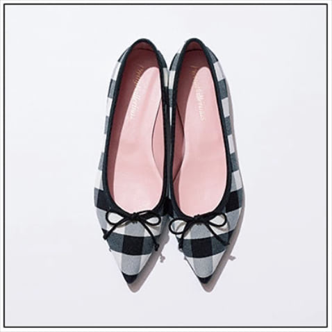 001.GINGHAM CHECK：チェックバレエシューズ（1） 28,600円／プリティ・バレリーナ（F.E.N.）　大きめのギンガムチェックも、白黒グレーのモノトーン配色で大人に似合うガーリーなムード。足元をもたつかせない、縦長のフォルム＆ポインテッドトゥのコンビ。