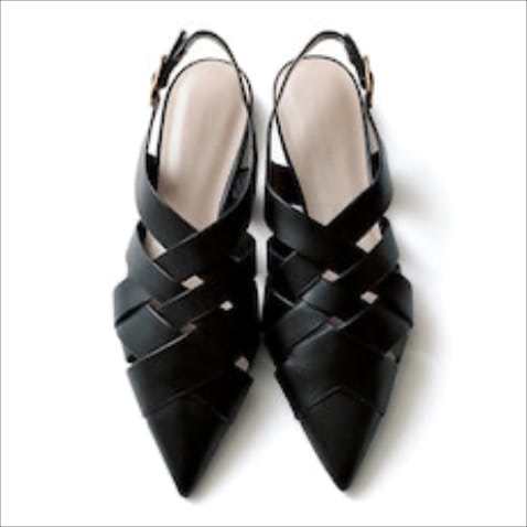 おかたい服に似合うシャープな黒： 黒シューズ（1） 6,900円／CHARLES & KEITH（CHARLES & KEITH　JAPAN）　甲までしっかりホールドしながらも、メッシュによる透け感で抜けを出し、先細のフォルムでスマートな仕上がりに。