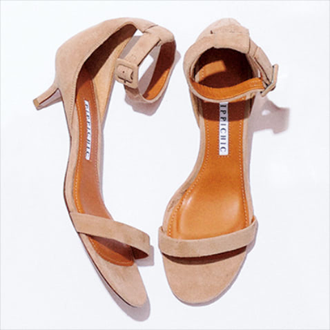 2.ストラップサンダル（5） 31,900円／PIPPICHIC（ベイジュ）　白ソックスに合わせても浮かない薄いベージュ。どんなボトムにも合わせやすいスエード素材。