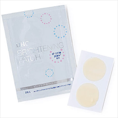 「寝ている間にシミを薄く」 ピンブライト ホワイトパック（30回分） 4,400円 ／DHC　●寝る前に、できてしまったシミやそばかすにはり、透明感を引き出す美白成分入りパック。肌の曲線にも隙間なくフィットするので就寝中でも長時間はがれにくい。