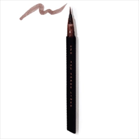 【個々に合う血色に変化する】つけると「自分に合う」色みに変化。 UZU 38℃ SHADE LINER 01　1,650円／UZU BY FLOWFUSHI　肌表面の水分量やphに応じてブラウンの赤みが引き出され、個々に合う血色感を帯びたカラーをつくり出す。