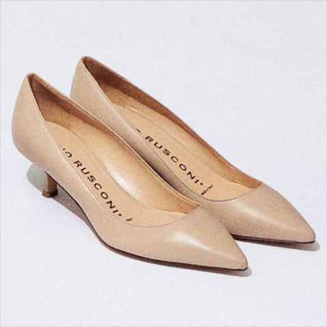 【ニュアンスカラーの甲深め・先細・ヒール低めの動けるパンプス】オフベージュパンプス（4.5） 29,700円／ファビオ ルスコーニ（ゼア ニュウマン新宿店）　白みを帯びたマイルドな色みと細長くしなやかな形。柔らかな羊革で横軸狭めのキトゥンヒール。