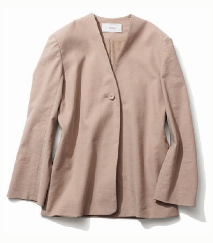 【POINT】ベージュリネンジャケット 25,300円／TODAYFUL（Life&rsquo;s 代官山店）　●フォーマルになりがちなジャケットは、くたっとした薄手の生地感、カーディガン的なノーカラーで主張を緩和。インナーの首元を選ばず重ねられる強みも。