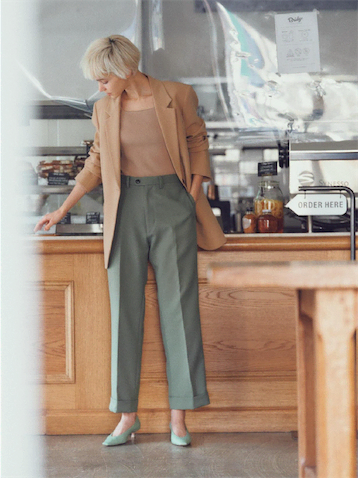 【端正な装いに味が出る色】オリーブグリーンのパンツも、コクのあるベージュに濃度を合わせてバランスよく。　●オリーブパンツ 16,500円／KAIKO　ジャケット 10,990円／ZARA（ザラ カスタマーサービス）　ベージュリブタンクトップ 5,500円／ジャーナル スタンダード レリューム（ジャーナル スタンダード レリューム ルミネ新宿店）　ミントグリーンパンプス 52,800円／ペリーコ（アマン）