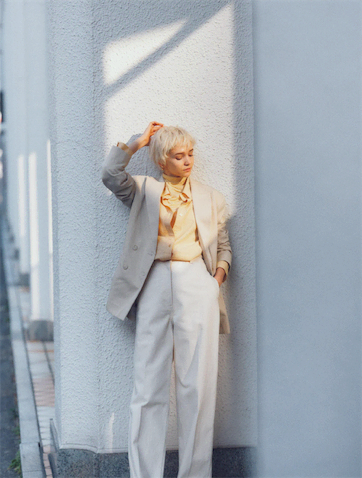 【ベーシックな服だけで絵になるたたずまいに】ジャケットやシャツにデニム。辛口な正統派のアイテムのみでコーディネートすれば、はっきりしないトーンも引き締まる。　●イエローシャツ 14,300円／CREDONA　イエロータートルネックトップス 27,500円／ベイジ（, オンワード樫山 お客様相談室）　ベージュジャケット 8,999円／H&M（H&M カスタマーサービス）　デニムパンツ 25,300円／BACCA（TOMORROWLAND）