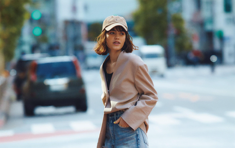 脱フォーマルなカーディガン的ノーカラー：トップスのように軽く、カーディガンよりきちんとして見える。コーディネート力もその2つと同等のノーカラージャケット。カットソーやニットのような気楽さもありながら、ジャケットならではの直線的なフォルムによる品格はキープ。