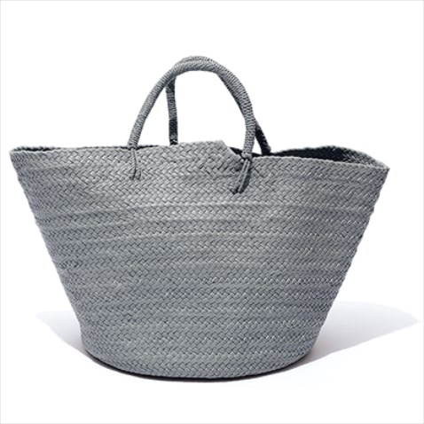 グレーバスケットバッグ（29×51×28） 71,500円／Aeta　重厚な印象のALLレザーも、ブルーまじりの淡いグレーと編み込みデザインのおかげで圧迫感なし。合わせるテイストを選ばない、すっきりとしたシンプルな形。