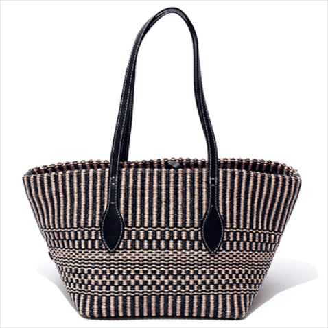 黒×ベージュかごバッグ（22.5×43.5×25） 53,900円／ジャンニ キアリーニ（ジャンニ キアリーニ 銀座店）　シックな配色による編み模様と黒の細ハンドルがシャープな雰囲気。内側には2つのファスナーポケットに加え、とりはずせるインナーバッグつきで使い勝手も良好。