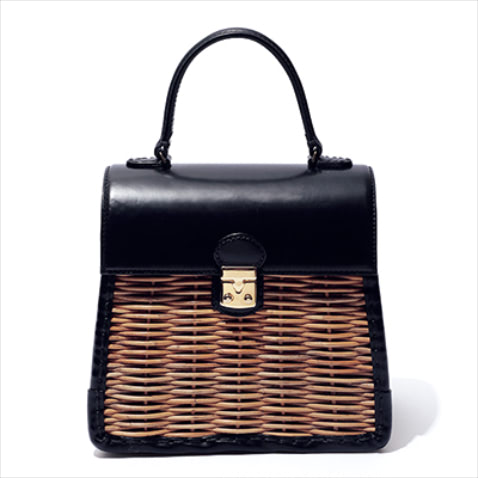 バックルつきスクエアかごバッグ（22.5×22.5×13） 121,000円／eb.a.gos　ハリと光沢のある黒レザーをドッキングしたラタンバッグ。レザー多めのクラシカルな形だから、まじめな服装にもなじみやすいうえ、適度な軽さを出せる。