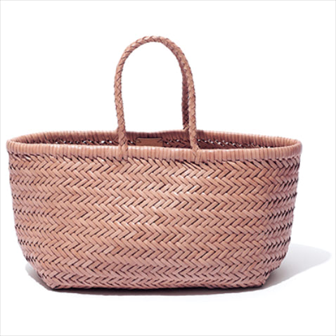 ピンクベージュバスケットバッグ（17×35.5×13） 46,200円／ドラゴン（エリオポール代官山）　ピンクがかったベージュのレザー。ピンクほど甘すぎず、ベージュほどコンサバに転ばないちょうどいいあんばいに導いてくれる。