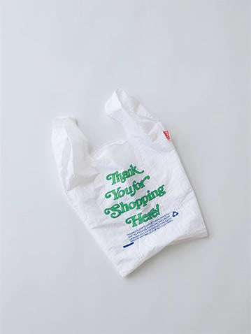 GISELeでもたびたび登場する「Thank you tote（ サンキュートート）」は、アメリカのグロッサリーやマーケットなどで使われているビニール袋のデザインをそのままポリエステル素材でバッグにしたもの。日常で見慣れたショッパー形で、また持ってる感が出にくいのが使いやすい秘訣。キレイめな服に持ってもPOPなロゴが浮かず、きちんとしたバッグのサブとしての相性もいい。　ロゴバッグ（57×29×14） 6,600円／OPEN EDITIONS（エスケーパーズオンライン）