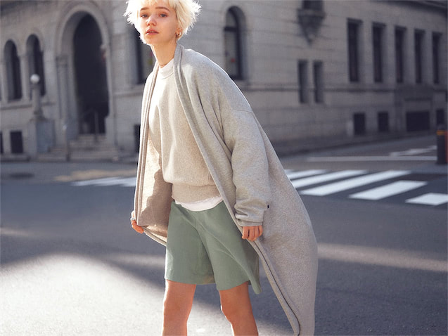 リラックスした上下の引き締め役は色と肌感。 「服でさし色」にも適役なショートパンツ：  ショートパンツ 18,000円／Alpha Tauri　カーディガン 45,100円／デミリー（サザビーリーグ）　スエットプルオーバー 13,200円／メゾンスぺシャル（メゾンスペシャル 青山店）　中に着た白Tシャツ2,090円／ヘインズ（ヘインズブランズ ジャパン　カスタマーセンター）　シルバーピアス 11,550円、人さし指シルバーリング 26,400円／ともにGARNI（ガルニトウキョウ）