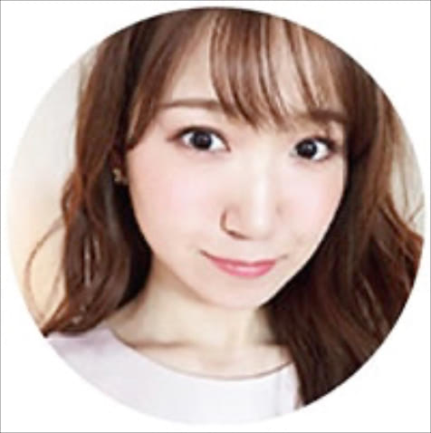 化粧品会社経営： 常岡珠希さん @tamaki.tsuneoka ●月1回のカラー、巻き髪のための毎日のアイロンは必須。これらのダメージを軽減するため頻繁にスペシャルケアをとり入れている。出勤時は“リファ”のミニアイロンを持ち歩く。