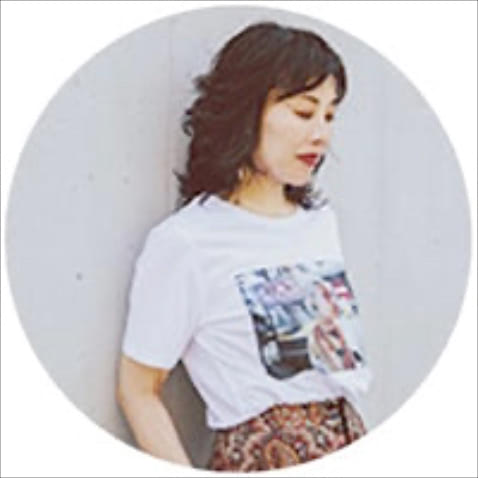 ビューティライター： AYANAさん @tw0lipswithfang ●数年前に長年のストレートヘアからパーマに切り替え。パーマにしてからはスタイリングの楽しみが増え、今ではヘアワックス、オイル、ポマードなど数種類を使いこなす。