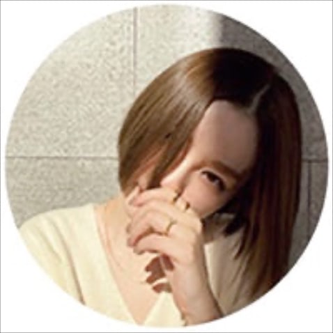 FATUITE ディレクター： 藤井明子さん @fujiko0207 ●ヘアアレンジが器用にできないのにロングにする意味がない！と感じ、ショートヘアに。髪色は肌がキレイに見える暗めのトーンで、陽にあたると透けるような透明感を表現。