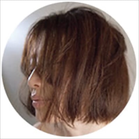ETRE TOKYO クリエイティブディレクター JUNNAさん @junna  ☑キレイにクセ毛を生かす＆伸ばすヘアアイテム：  作り込んだ感のない自然体なヘアスタイルが理想。髪をしっとりさせすぎず、ほどよくおさえると同時に、リラックスできる「香り」を兼ねたヘアケアアイテムが好み。