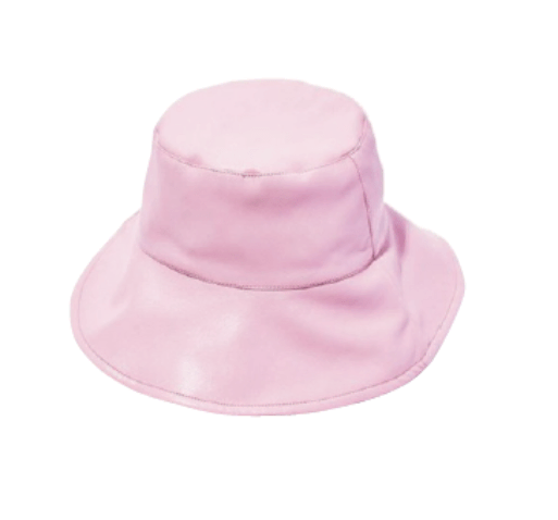 ピンクレザーハット 16,500円／jakke（ジャック・オブ・オール・トレーズ プレスルーム）　バケットハットも光沢のあるレザー素材ならカジュアルすぎない。