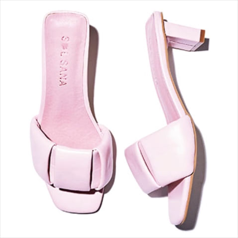 ピンクミュールサンダル 26,950円／SOL SANA（ジャック・オブ・オール・トレーズ プレスルーム）　クッションの ような厚みのあるアッパーで安定感も確保。