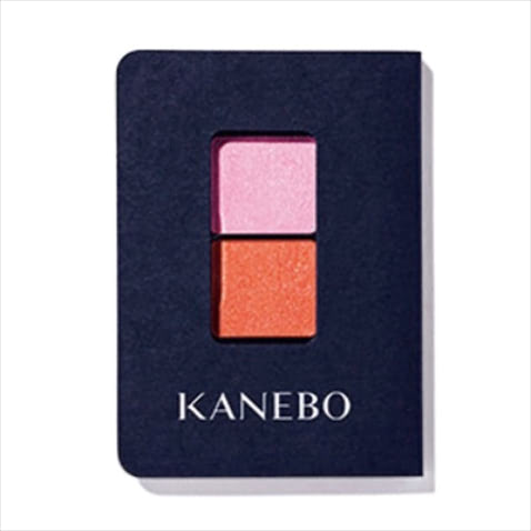 <EYE SHADOW> 「計算しつくされた2色をセット」カネボウ アイカラーデュオ 16 2,530円／カネボウインターナショナルDiv.　デニムにも似合うポップな暖色。肌への密着度を高めたカネボウの最新処方。