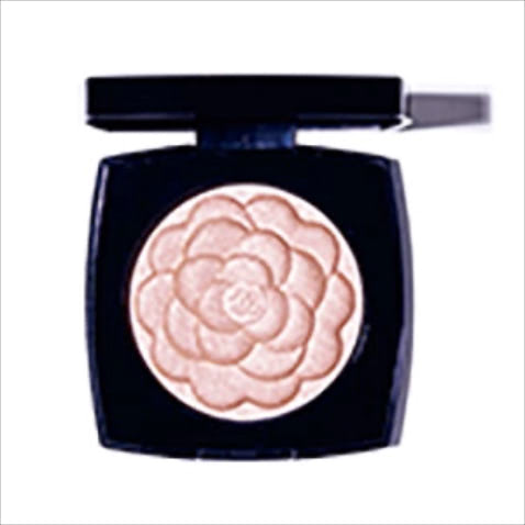 <FACE POWDER> レーヴ ドゥ カメリア（3/4限定発売予定） 10,450円／シャネル　繊細にきらめくピンクベージュのハイライトパウダー。ブランドのシンボルでもあるホワイトカメリアが立体加工された逸品。