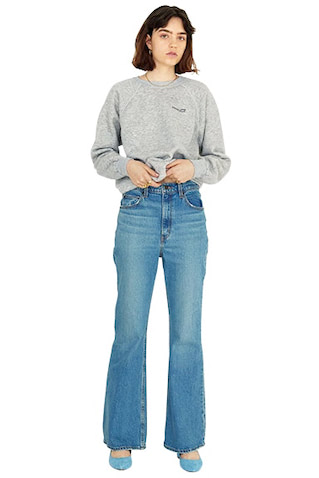 グレースエット 3,190円／原宿シカゴ 原宿店　デニムパンツ 13,200円／Levi’s®（リーバイ・ストラウス ジャパン）　パンプス 14,850円／ル タロン（ル タロン プリュ 有楽町マルイ店）ピアス 7,700円、〈右手薬指〉ゴールドリング 16,200円／ともにアビステ　ネックレス 26,400円／プリュイ（プリュイ トウキョウ）　〈右手人さし指〉ドッキングリング 35,200円、〈右手小指〉ゴールドリング 68,200円／e.m.（e.m. PRESS ROOM）
