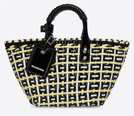 バッグ「BISTRO XS BASKET 」 (W41×H21×D13 cm)　85,800円　落ち着いたモノトーンと映えるイエローのコンビネーションは、シックなスタイリングとも好相性。