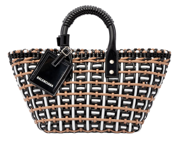 バッグ「BISTRO XS BASKET」(W41×H21×D13 cm・日本限定カラー)　85,800 円　モノトーンにヌードカラーを配した限定カラー。フェイクカーフスキンを使用。