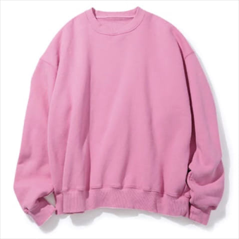 スエットならば「ピンクも身近に」：ピンクスエット 9,790円／SeaRoomlynn　スエットのカジュアル感を利用すれば、このくらい派手な色にも手が届きやすい。濃いピンクだとメンズっぽくなりすぎないため、今までスエットを避けてきた人でも意外と試しやすい。