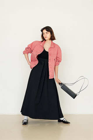 黒と波長の合う いちごのような発色のトラッカージャケット：●ピンクデニムジャケット 15,400円／Levi’s®（リーバイ・ストラウス ジャパン）　黒ノースリーブトップス 22,000円／カオス（カオス表参道）　黒スカート 42,900円／ENFOLD　バッグ 39,600円／MARROW（4K）　パンプス 10,450円／ル タロン（ル タロン プリュ 有楽町マルイ店）　丁寧な足元のスタイリングも、タフなデニムありきだから甘さひかえめ。開いたデコルテやそでをまくって肌感を出すことで