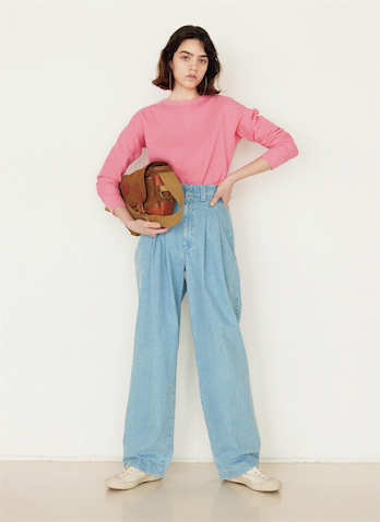 甘くはならないサイジング ボーイフレンドピンクとともに：ピンクワッフルTシャツ 20,900円／RH ヴィンテージ（ロンハーマン）　デニムパンツ 26,400円／THE SHINZONE（Shinzone ルミネ新宿店）　ピアス（片耳） 15,400円／e.m.（e.m.PRESS ROOM）　バッグ 31,900円／COTSWOLD AQUARIUS（メイデン・カンパニー）　スニーカー 9,900円／ムーンスター（ムーンスター カスタマーセンター）