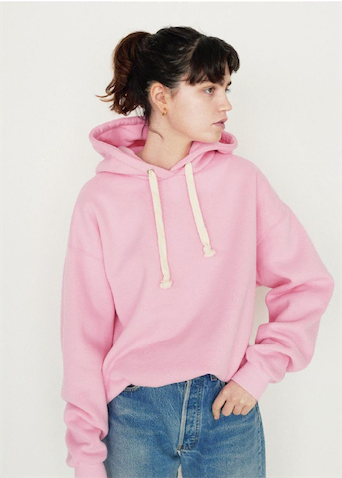 ピンクフーディ 10,230円／SeaRoomlynn　デニムパンツ 19,800円／Levi’s® AuthorizedVintage（リーバイ・ストラウス ジャパン）　イヤリング 2,970円／レイ ビームス（レイ ビームス 新宿）　パンプス 28,600円／ファビオ ルスコーニ（ファビオ ルスコーニ ルミネ有楽町店）