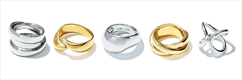 12. RING, RING, RING! 〈右から〉シルバーリング 22,000円／e.m.（e.m. PRESS ROOM）、ゴールドツイストリング 17,600円／クレスターレ、シルバーリング 19,800円／e.m.（e.m. PRESS ROOM）　ゴールドリング 121,000円／サン メイア（ロンハーマン） 　シルバーリング 26,400円／e.m.（e.m. PRESS ROOM）　シンプルすぎずモードすぎずのデザインがデニムに合わせやすい基準。