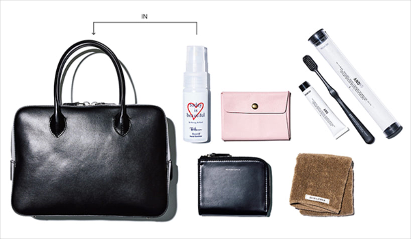 14. THINGS IN THE BAG 〈右上から時計まわりに〉トラベルセット 1,870円／ヴァイタル マテリアル　竹炭を練り込んだブラシには防臭効果もあり。リネンミニタオル 8,800円／ECHAPPER（ATON AOYAMA）　しなやかでコシのあるローリネンタオル。黒レザーウォレット（10.5×9） 19,800円、黒レザーボストンバッグ（26×19×10） 71,500円／ともにMAISON CANAU（ヤマニ）　ミニマルな黒レザーグッズを展開する、202