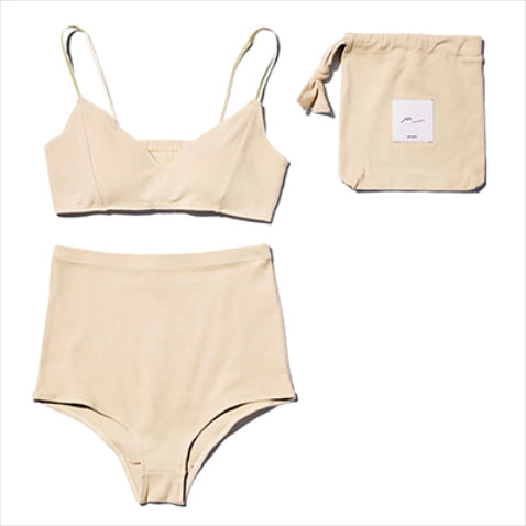 11. UNDERWEAR ポーチつきベージュインナーセット 4,400円／M_/MOUSSY（バロックジャパンリミテッド）　ソフトな風合いのインナーセット。肩ひもはゴムで身体に合わせて調節が可能。夏はルームウエアとしても計画。