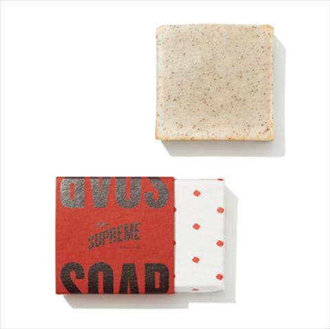 8. BARISTA SOAP バリスタソープ 1,870円／Coffee Supreme　7と同様、Coffee Supremeで展開するコーヒーかすを再利用したせっけん。ビタミンが含む原料のオリーブオイルは汚れを落としつつも保湿効果があり、全身に使用可能。