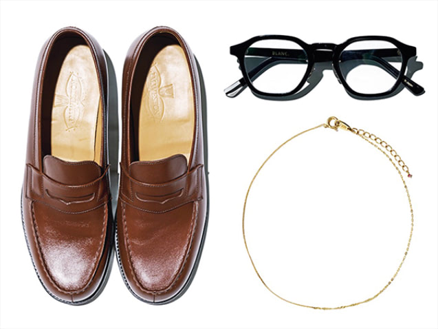13. HER ESSENTIALS 〈右上から時計まわりに〉黒スクエア眼鏡 34,100円／BLANC　ノーメイクをごまかす役割としても重宝。ゴールドミックスチェーンアンクレット 37,400円／little emblem（e.m. PRESS ROOM）　つけていることを忘れるぐらいのなじみ方がむしろ愛着がわく繊細なチェーン。ブラウンレザーローファー 121,000円／ジェイエムウエストン（J.M. WESTON 青山店）　はくたびに味わいが増すブラウンレザーは、ブルーデニムと切っても切れない関係。