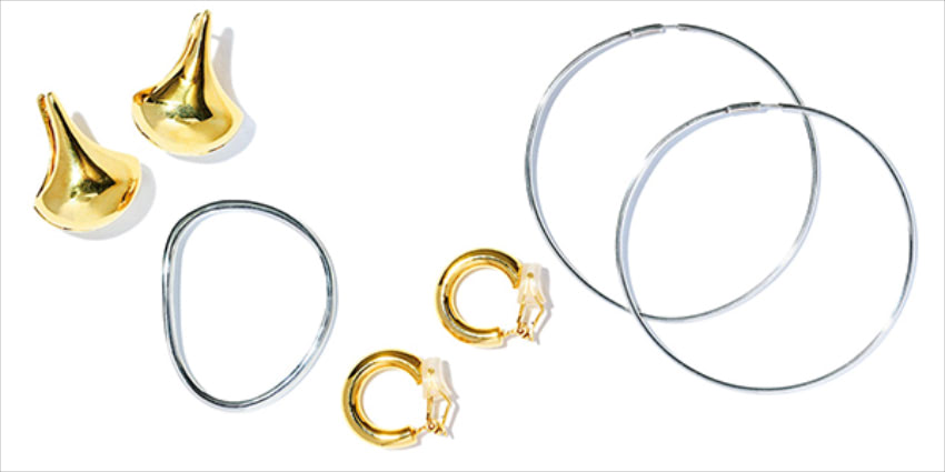 1. SILVER & GOLD JEWELRY 〈右から〉シルバーフープピアス（片耳） 15,400円／e.m.（e.m. PRESS ROOM）　ゴールドミニフープイヤリング 2,970円／レイ ビームス（レイ ビームス 新宿）　シルバーウェーブバングル 28,600円／e.m.（e.m. PRESS ROOM）　ゴールドピアス 30,800円／ボーニー（エドストローム オフィス）ジュエリーはデニムに似合うシンプルなゴールド＆シルバーを。