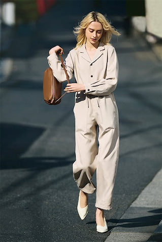 ハンサムに徹しても気張って見えないベージュの効能 ●ベージュリネンライクジャンプスーツ 11,880円／MOUSSY（バロックジャパンリミテッド）　ブラウンショルダーバッグ 35,200円／VASIC（ヴァジックジャパン）　白パンプス 29,700円／SOL SANA（ジャック・オブ・オール・トレーズ プレスルーム）