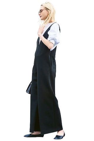 黒オールインワン 35,200円／LE PHIL（LE PHIL　NEWoMan 新宿店）　パフスリーブニット 36,960円／コンフォート エンブレイスメント（カレンソロジー新宿）　サングラス 20,900円／A.D.S.R.（４K）　バッグ 23,100円／BRIE LEON（ジャック・オブ・オール・トレーズ プレスルーム）　シューズ 33,000円／PIPPICHIC（ベイジュ）　前だけでなく後ろもV開き。心地いいストレッチ入りのジャージー素材をスマートに。