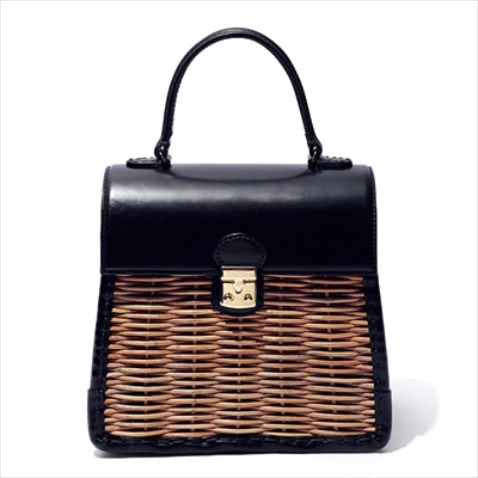 バックルつきスクエアかごバッグ（22.5×22.5×13） 121,000円／eb.a.gos　ハリと光沢のある黒レザーをドッキングしたラタンバッグ。レザー多めのクラシカルな形だから、まじめな服装にもなじみやすいうえ、適度な軽さを出せる。