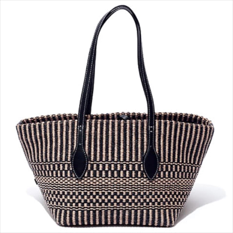 黒×ベージュかごバッグ（22.5×43.5×25） 53,900円／ジャンニ キアリーニ（ジャンニ キアリーニ 銀座店）　シックな配色による編み模様と黒の細ハンドルがシャープな雰囲気。内側には2つのファスナーポケットに加え、とりはずせるインナーバッグつきで使い勝手も良好。