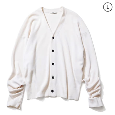 L-「膨張しない」白ニット【着るというよりまとうようなカーデにシフト】アイボリーカーディガン 71,500円／ATON（ATON AOYAMA）　これからのニットは気温に応じてはおりにもなるカーデに移行。贅沢なシルク混のカシミヤなら薄手ながらも風格がそなわる。