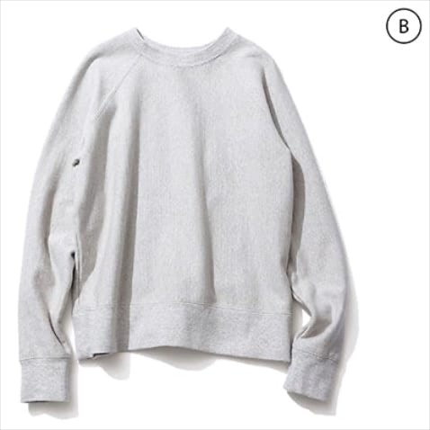 B-「ボリュームの出にくい」スエット【カジュアルすぎを防ぐ端正なシルエット】グレースエット 20,900円／RHC（RHC ロンハーマン）　身幅もそでももたつかない、中に1枚重ねられる程度のゆとりを残した細身のフォルム。長すぎない丈も品のよさをけん引。