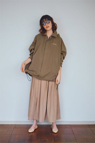 BEIGE 【ナイロンのショートブルゾン】  エレガントなベージュでスポーティ。  コンサバなイメージだからこそ、スポーティなテンションのアイテムをぶつけてもボーイッシュ度がそがれて女らしく。  ●ベージュサスペンダーつきロングスカート 17,600円／JILKY　ベージュフラットシューズ 27,500円／FABIO RUSCONI（ファビオ ルスコーニ ルミネ有楽町店）　レインパーカ 41,800円／ワイルドシングズ（Shinzone ルミネ新宿店）