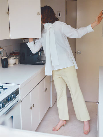 【3】薄色でハンサムなパンツ白には「ベージュと近しいイエロー」が相愛。白ボウタイブラウス 19,800円／ユナイテッドアローズ（ユナイテッドアローズ 六本木ヒルズ店）　ベージュサンダル 49,500円／ネブローニ（ユナイテッドアローズ 六本木ヒルズ店）　イエローワイドパンツ 16,500円／パブリック トウキョウ（パブリック トウキョウ 神宮前店）