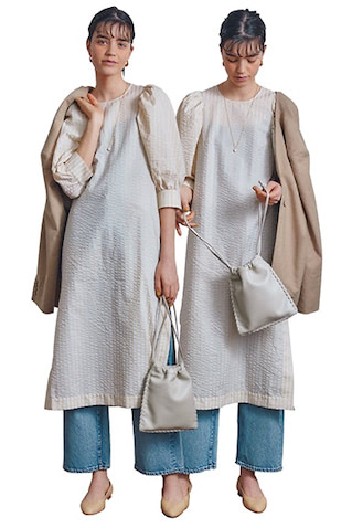リネンジャケット 25,300円／TODAYFUL（Life’s 代官山店）　デニム 15,180円／MOUSSY（バロックジャパンリミテッド）　フラットシューズ 27,500円／FABIO RUSCONI（ファビオ ルスコーニ ルミネ有楽町店）　パールネックレス 9,900円／BRIE LEON（ジャック・オブ・オール・トレーズ プレスルーム）　パフスリーブワンピース 35,200円／BAUM UND PFERDGARTEN（S&T）　巾着バッグ 31,900円／VASIC（ヴァジッ